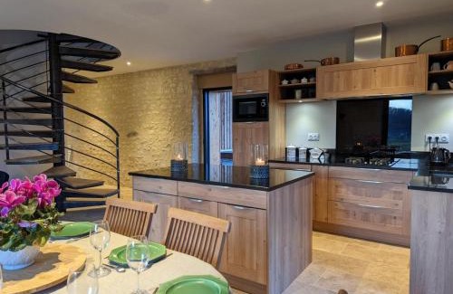 Magnac-Lavalette-Villars House | Maison de campagne avec piscine, tennis privé et WIFI - FR-1-653-10