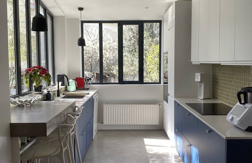 Faubourg de l'Arche Villa | Maison de Campagne en Ville 15 Minutes à Pieds de Paris La Défense Arena