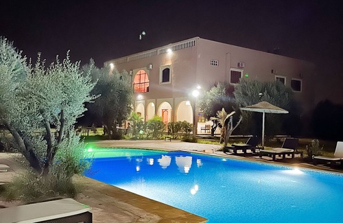 Sidi Abdallah Ghiat House | Maison de Campagne Rénovée Avec Piscine, et une Belle Grand Jardin