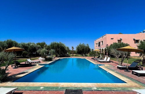 Sidi Abdallah Ghiat House | Maison de Campagne Rénovée Avec Piscine, et une Belle Grand Jardin