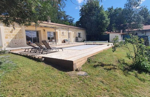 Quinsac House | Maison de Charme Piscine 4 Chambres au Centre du Bourg