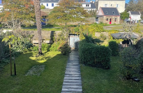 Groix House | Maison de Famille à 100 m de la Plage de Locmaria, Charme Fou, Jardin Clos