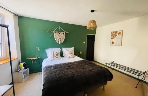 Saint-Julien-de-Peyrolas Bed & Breakfast | Maison des Bourgades
