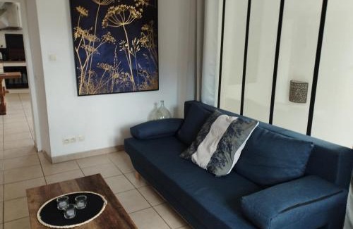 Saint-Marcel-de-Careiret House | Maison de village cosy avec terrasse privée