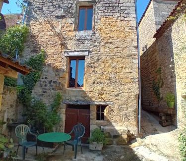 Domme House | Maison de la Ruelle au cœur de la Bastide de Domme avec cour terrasse