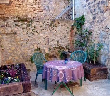 Domme House | Maison de la Ruelle au cœur de la Bastide de Domme avec cour terrasse