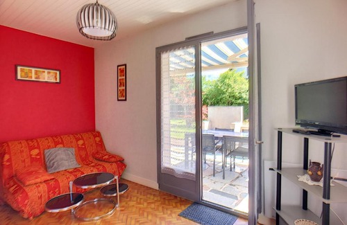 Jullouville-les-Pins House | Maison de plain-pied avec jardin, à 200m de la plage et 400m des commerces - FR-1-361-58
