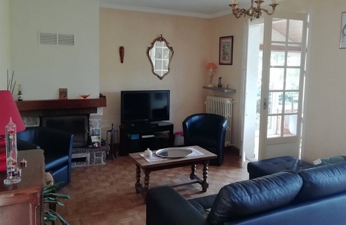 Saint-Thegonnec Loc-Eguiner House | Maison de retrouvailles, between sea and countryside in the land of parish enclosures