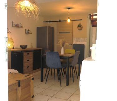 8th Arrondissement Apartment | Maison de village à 35 m du bord de mer