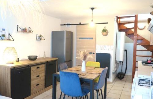 8th Arrondissement Apartment | Maison de village à 35 m du bord de mer
