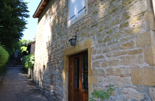 Chateauneuf House | Maison de Village Dans un Écrin de Verdure
