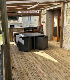 Saint-Brice Apartment | Maison de ville à 3 kilometre du centre de cognac , jacuzzi privée et disponible sur place