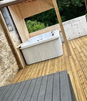 Saint-Brice Apartment | Maison de ville à 3 kilometre du centre de cognac , jacuzzi privée et disponible sur place