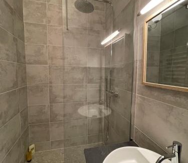Quartier de la Folie-Mericourt Apartment | Maison de ville cosy Canal Saint Martin