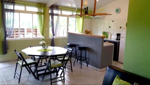 Riviere-Salee House | Maison douce à Rivière-Salée avec vue sur jardin & montagne