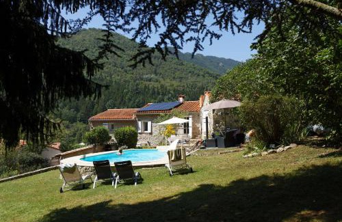 Saint-Laurent-de-Cerdans Apartment | maison en pierre dans un écrin de verdure