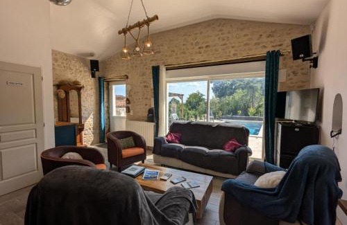 Magnac-Lavalette-Villars House | Maison familiale avec piscine privée et jardin pour 11 pers - FR-1-653-265