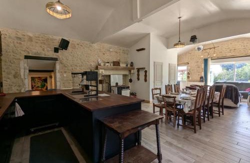 Magnac-Lavalette-Villars House | Maison Familiale avec Piscine Privée et Grand Jardin - FR-1-653-266