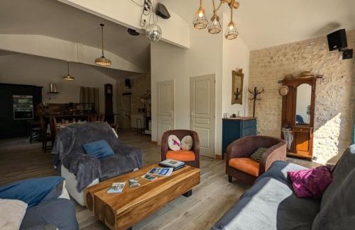 Magnac-Lavalette-Villars House | Maison Familiale avec Piscine Privée et Grand Jardin - FR-1-653-266