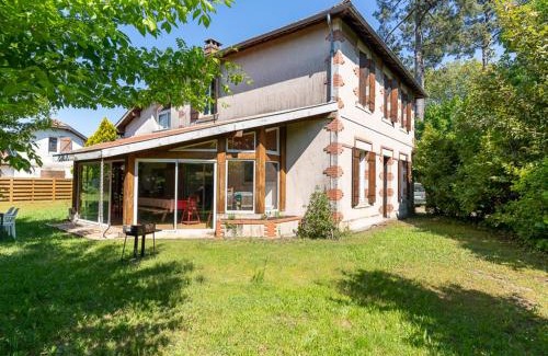 Parentis-en-Born House | Maison familiale, 15 pers., jardin privé, proche centre et lac, à 25 min de l'océan - FR-1-319-472