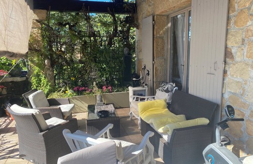 Saint-Germain House | Maison fleuri/river vacations/a room in a big house