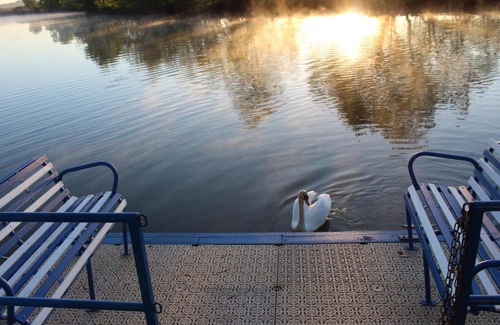 Cuisery Boat Rental | Maison flottante sur la seille