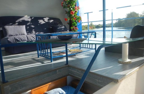 Cuisery Boat Rental | Maison flottante sur la seille