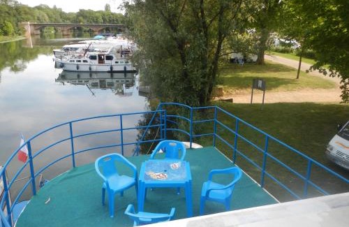Cuisery Boat Rental | Maison flottante sur la seille