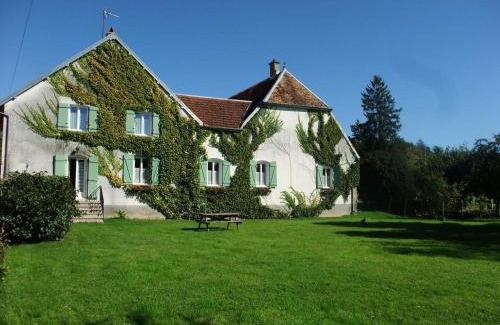 Choye Bed & Breakfast | Maison historique avec chambres d'hôtes et parc clos à Choye - FR-1-583-293