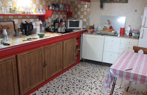 Cases-de-Pene House | Maison Isolée Avec Jardinage Calme, Très Lumineuse