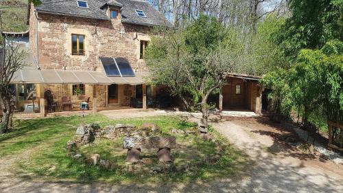Valady House | maison isolée dans les vignes et les bois
