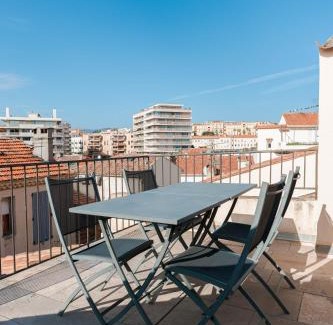 Le Suquet Apartment | Maison Julia- Triplex avec rooftop terrasse vue sur mer et cathédrale, 10 mins à pieds du palais et plages