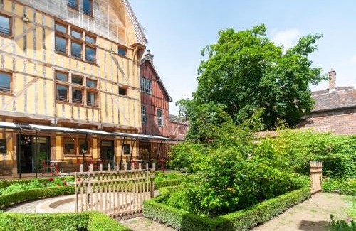 Old Town House | Maison Juvénal des Ursins