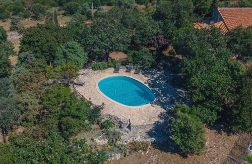 Fons-sur-Lussan Villa | Maison La Hulotte
