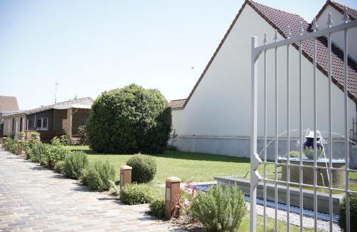 Moneteau House | Maison Les Deux Fontaines
