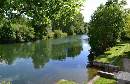 Gondeville Apartment | Maison lumineuse avec cuisine équipée, 3 chambres avec SDE & WC privatifs, garage et Wifi - Jarnac - FR-1-653-246