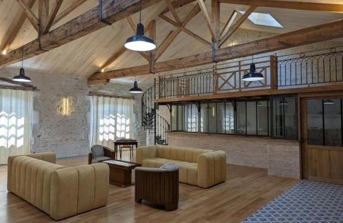 Gondeville Apartment | Maison lumineuse avec cuisine équipée, 3 chambres avec SDE & WC privatifs, garage et Wifi - Jarnac - FR-1-653-246