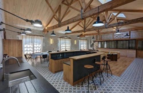 Gondeville Apartment | Maison lumineuse avec cuisine équipée, 3 chambres avec SDE & WC privatifs, garage et Wifi - Jarnac - FR-1-653-246