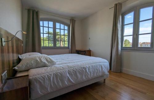 Gondeville Apartment | Maison lumineuse avec cuisine équipée, 3 chambres avec SDE & WC privatifs, garage et Wifi - Jarnac - FR-1-653-246