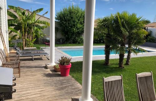 Lagord Bed & Breakfast | Maison M, chambre privée accès jardin piscine et jacuzzi près de La Rochelle