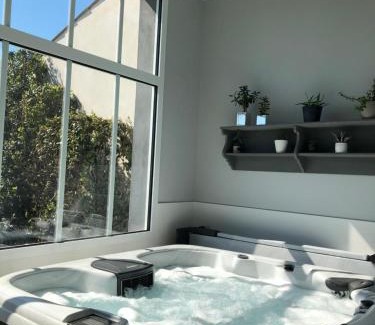 Lagord Bed & Breakfast | Maison M, chambre privée accès jardin piscine et jacuzzi près de La Rochelle