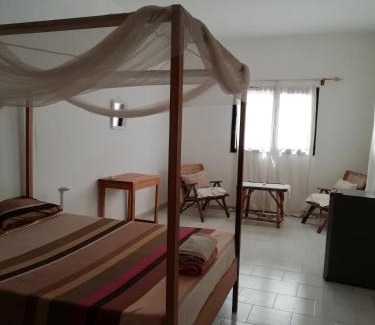 Mbour House | Maison Manour Chambre espacée et climatisée