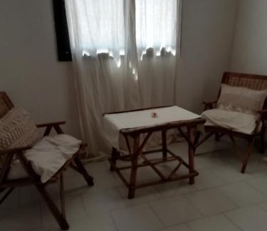 Mbour House | Maison Manour Chambre espacée et climatisée