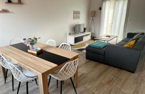 Sainte-Savine Apartment | Maison Mitoyenne avec cour + parking