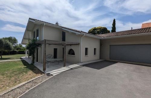 Soyaux House | Maison moderne à Soyaux avec piscine privée et parking - FR-1-653-279