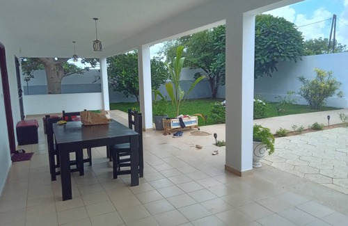 Ngaring House | Maison Paisible Avec Arbres Fruitier et Gazon Naturel