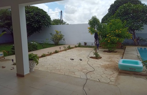 Ngaring House | Maison Paisible Avec Arbres Fruitier et Gazon Naturel