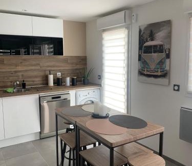 Decines-Charpieu Apartment | Maison, Parking privé, Climatisation !