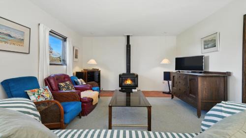 Duvauchelle House | Maison Pierre Rouge - Duvauchelle Holiday Home