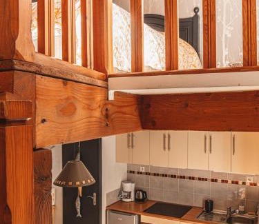 Bourgs-sur-Colagne House | Maison place de la Pieta